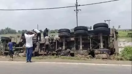 আউশগ্রাম ১: নিয়ন্ত্রণ হারিয়ে আউশগ্রামের শিববাটি এলাকায় উল্টে গেল পাথরবোঝাই ডাম্পার, ভাগ্যের জোরে রক্ষা পেলেন গাড়ির চালক ও হেলপার