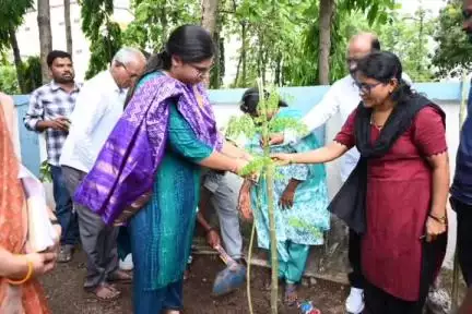 నిర్మల్: పర్యావరణ పరిరక్షణకు ప్రతి ఒక్కరూ మొక్కలు నాటాలి:జిల్లా కలెక్టర్ అభిలాష అభినవ్.
