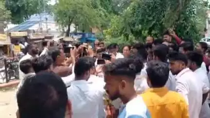 आसपा के कार्यकर्ताओं ने मर्जर के खिलाफ कौशांबी और प्रयागराज में हुई घटनाओं की निष्पक्ष जांच को लेकर किया प्रदर्शन