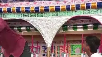 निचलौल: सिसवा में 30 फीट ऊंचे ताजिया का एक साल से हो रहा है निर्माण, काबा और मदीने का दिखेगा स्वरूप
