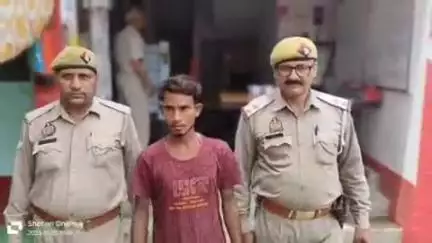फिरोज़ाबाद: रेलवे लाइन किनारे छिपा खतरनाक आरोपी, थाना दक्षिण पुलिस ने अवैध तमंचा और दो जिन्दा कारतूस के साथ दबोचा