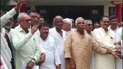 महाराजगंज: विद्यालय बंदी के विरोध में कलेक्ट्रेट परिसर में कांग्रेसजनों ने राज्यपाल को संबोधित ज्ञापन DM को सौंपा