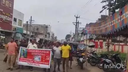 గత సమ్మె కాలంలో చేసిన మున్సిపల్ కార్మికుల ఒప్పందాలు అమలు చేయాలని కోరుతూ ర్యాలీ నిర్వహించిన మున్సిపల్ కార్మికులు
