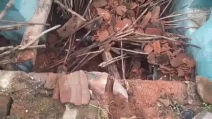 तालबेहट: बरोदाडांग गांव में जोरदार बारिश के कारण गरीब विधवा महिला का आशियाना गिरा, गृहस्ती का सामान मलवे में दबा