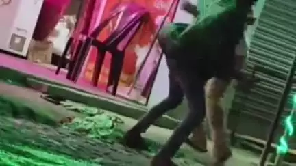 हाजीपुर: नगर थाना क्षेत्र के स्टेशन रोड में मटन दुकानदार को उधार न देने पर अपराधियों ने मारा चाकू, वीडियो वायरल
