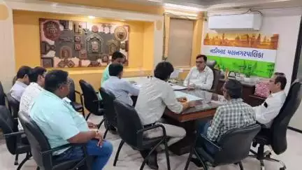 નડિયાદ: શહેરમાં ખરાબ રસ્તા સહિતના પ્રશ્નો મામલે કમિશનરની અધ્યક્ષતામાં મનપા ખાતે બેઠક યોજાઈ, અધિકારીઓને કામગીરી કરવા સૂચના આપી.