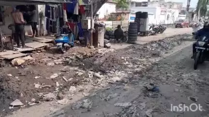 हाथरस: तालाब चौराहे पास नालों की बदहाल देख दुकानदार हुए आक्रोशित नालो से गंदी सिल्ट से हो रही सांस लेने में परेशानी #jansamsya