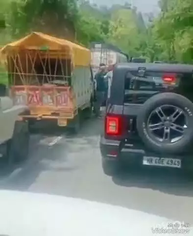 बेहट: मोहण्ड के जंगल में ट्रक खराब होने से वाहनों का लगा लंबा जाम, पुलिस मौके पर मौजूद