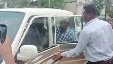 अभनपुर: अभनपुर में एक पटवारी को रिश्वत लेते हुए किया गया गिरफ्तार