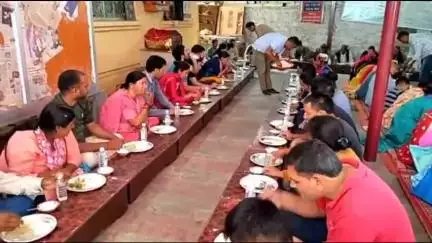 कुल्लू: बौद्ध धर्मगुरु दलाई लामा के जन्मदिन पर कुल्लू अस्पताल में किया गया भोजन वितरण, काईस गोम्पा के लामा उर्गन नोरबू