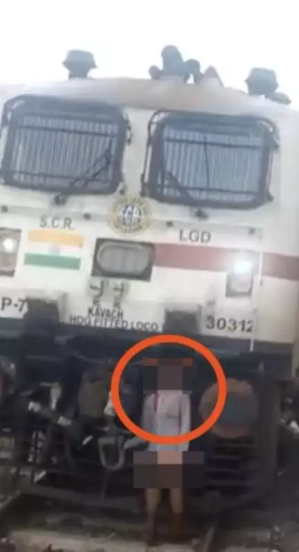 কাশী এক্সপ্রেসের ইঞ্জিনে ঝুলছে মুন্ডুহীন লাশ, মধ্যপ্রদেশের খিরকিয়া স্টেশনে উদ্ধার করা হল মৃতদেহ