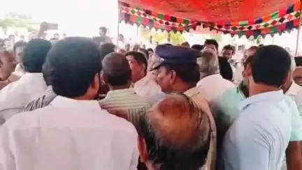గుంటూరు: తాడికొండ మండలం, బేజాద్ పురం గ్రామంలో ల్యాండ్ పూలింగ్   విషయంలో రైతుల మధ్య వాగ్వాదం