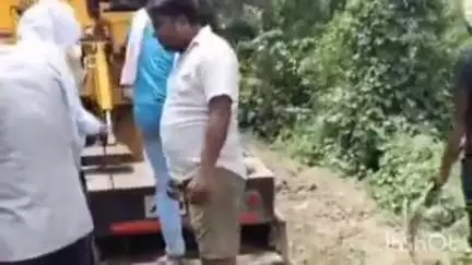 निघासन: निघासन तहसील क्षेत्र के बस्तीपुरवा-बरोठा मार्ग पर शुरू हुआ सड़क निर्माण कार्य, करीब 6 गांव के ग्रामीणों को मिलेगी राहत