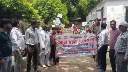 कौंच: कैलिया बस स्टैंड के पास खंड शिक्षा अधिकारी ने स्कूल चलो अभियान की रैली को हरी झंडी दिखाकर रवाना किया