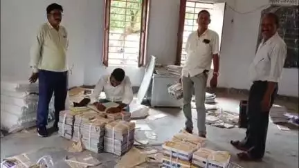 चेवाड़ा: चेवाड़ा बीआरसी कार्यालय से 69 विद्यालयों के एचएम को कक्षा 1 से 12 के पाठ्यक्रम के लिए लाइब्रेरी बुक दी गई