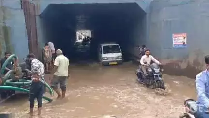 આણંદ શહેર: શહેરમાં પોણા બે ઇંચ વરસાદ ખાબકતા તુલસી ગરનાળામાં પાણી ભરાતા હાલાકી,અનેક વાહનો ખોટકાયા #jansamasya