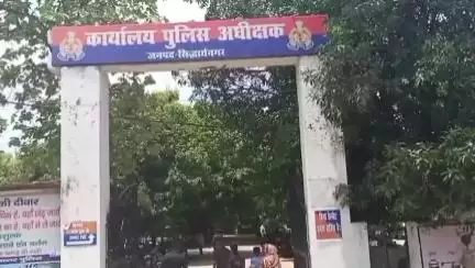 नौगढ़: बांसी कोतवाली के सिंघा वल गांव की महिला ने न्याय के लिए तीन बच्चों सहित दर-दर भटकने की शिकायत पुलिस अधीक्षक से की