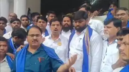 मथुरा: आजाद समाज पार्टी ने जिला प्रशासन को सौंपा ज्ञापन, प्रयागराज घटना की सीबीआई से जांच कराने की मांग की