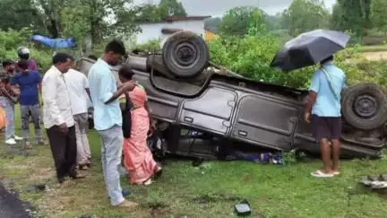 तोरपा: केमता टोली गांव के पास बोलेरो का टायर फटने से वाहन पलटा