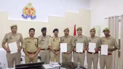 बुलंदशहर: पुलिस कार्यालय में एसएसपी ने जनपद में नियुक्त पैरोंकारों को प्रशस्ति पत्र व नकद पुरस्कार देकर किया सम्मानित