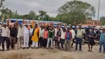 झाझा: झाझा स्टेशन के समीप ई-रिक्शा चालकों ने अवैध वसूली के खिलाफ किया विरोध, समाधान की उठाई मांग