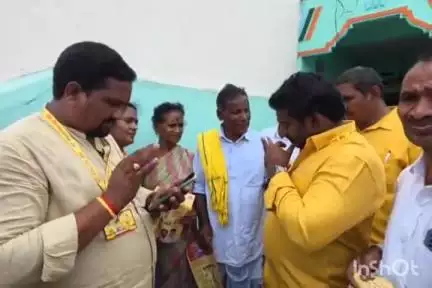సీతానగరం మండలం బూర్జ గ్రామంలో ఉత్సాహంగా సుపరిపాలన ఇంటింటికి తెలుగుదేశం కార్యక్రమంలో పాల్గొన్న MLA విజయ్ చంద్ర