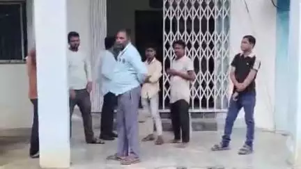 दतिया नगर: होलीपुरा गांव में अज्ञात कारणों से युवती ने जहर खाकर दी जान, जिला अस्पताल में हुआ पोस्टमार्टम