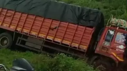 रावेर: भुसावळ फैजपूर रस्त्यावर आमोदा गावाजवळ मोर नदीच्या पुढे वळणावर ट्रकचा अपघात, क्लीनर किरकोळ जखमी,