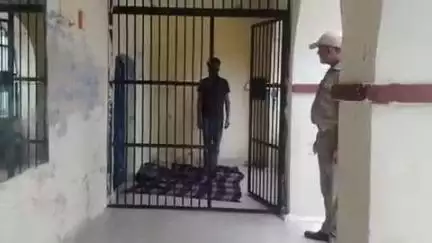 भगवानपुर: दौड़बसी गांव के तिराहे से पुलिस ने एक संदिग्ध व्यक्ति को गिरफ्तार किया, एक अवैध चाकू बरामद