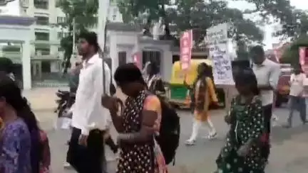 বারাবনী: আসানসোলে ADM কার্যালয় এবং DI কার্যালয়ে বিক্ষোভ ও স্মারকলিপি প্রদান ছাত্র সংগঠন AIDSO