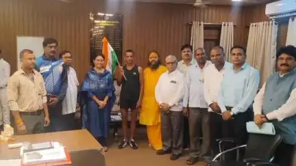 गुण्डरदेही: अंतरराष्ट्रीय खिलाड़ी कामता प्रसाद साहू अपने 50वें जन्मदिवस पर 50 किलोमीटर मैराथन दौड़कर पहुंचे बालोद कलेक्ट्रेट