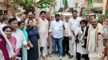 आगरा: कांग्रेस पार्टी ने सरकार के स्कूल बंदी के फैसले के खिलाफ जिला मुख्यालय पर किया प्रदर्शन