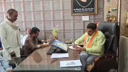 नरसिंहपुर: विधायक निवास में पूर्व राज्यमंत्री जालम सिंह पटेल ने की जनसुनवाई, समस्याओं का समाधान किया