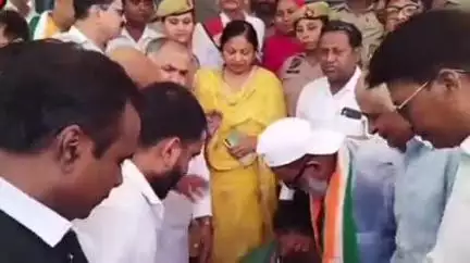 फतेहपुर: कलेक्ट्रेट में 27 हजार सरकारी स्कूल बंद करने के विरोध में कांग्रेसियों ने किया प्रदर्शन, CM और राज्यपाल को भेजा ज्ञापन