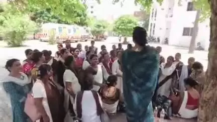 दुर्गाकुंड स्थित सीएमओ को ऑल इंडिया आशा बहू कल्याण सेवा समिति ने अपनी मांगों को लेकर सौंपा पत्रक