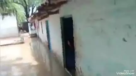 लालगंज: बामी गांव के महुअरिया बस्ती में आधा दर्जन से अधिक लोगों के घरों में बरसात का पानी घुसने से लोग परेशान