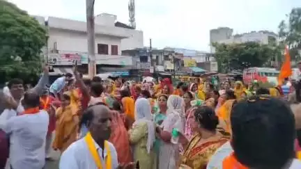 धनौरा: गजरौला के मोहल्ला शिवाजी नगर से धूमधाम के साथ निकाली गई शंकर भोले की शोभायात्रा, जगह-जगह हुआ स्वागत
