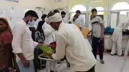 सीतापुर: बरगवां के पास तेज रफ्तार फोर व्हीलर ने एक मोटरसाइकिल को जोरदार टक्कर मारी, एक व्यक्ति गंभीर रूप से घायल