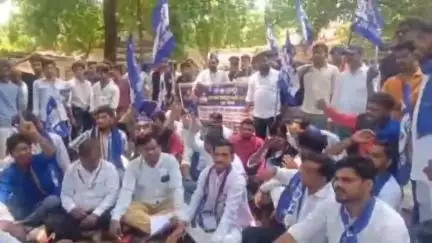 मिर्ज़ापुर: आजाद समाज पार्टी ने 27900 प्राइमरी विद्यालय बंद करने और प्रयागराज में कार्यकर्ताओं पर अत्याचार के खिलाफ किया प्रदर्शन