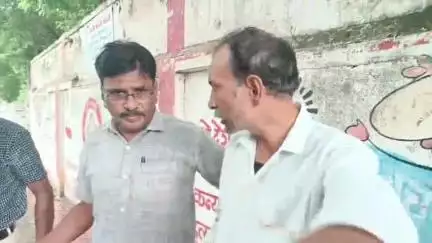 बुलढाणा: जिल्हाधिकारी कार्यालय समोर आत्मदहणाच्या  प्रयत्नात असलेल्या ई रिक्षा मालकाला पोलिसांनी घेतले ताब्यात