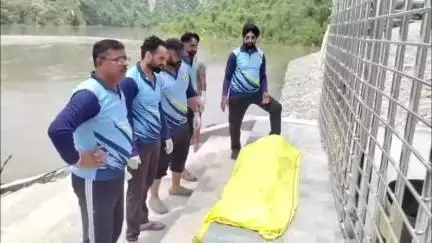 ਧਾਰ ਕਲਾਂ: ਪਠਾਨਕੋਟ ਦੇ ਮੁਖਤੇਸਰ ਧਾਮ ਵਿਖੇ ਤਿੰਨ ਦਿਨ ਪਹਿਲਾਂ ਡੁੱਬੇ ਯੁਵਕ ਦੀ ਅੱਜ ਮਿਲੀ ਲਾਸ਼ ਪੁਲਿਸ ਨੇ ਕੀਤੀ ਪਰਿਵਾਰ ਹਵਾਲੇ