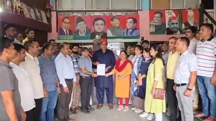 बिलारी: नगर के डाक बंगला के निकट स्थित सपा कैम्प कार्यालय पर पेयरिंग के नाम पर स्कूलों के बंद करने पर उत्तर प्रदेशीय प्राथमिक