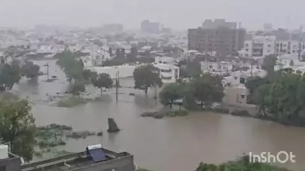 શહેરમાં ભારે વરસાદના પગલે હાઈવે વિસ્તારની સોસાયટીઓ બેટમાં ફેરવાઈ, લોકો ના ઘરોમાં પાણી ગુસ્યા
