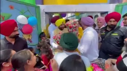 ਅੰਮ੍ਰਿਤਸਰ 2: ਜੰਡਿਆਲਾ ਗੁਰੂ ਇਲਾਕੇ ਦੇ ਵਿੱਚ ਪਹੁੰਚੇ ਬਿਜਲੀ ਮੰਤਰੀ ਹਰਭਜਨ ਸਿੰਘ ਈਟੀਓ ਵੱਖ ਵੱਖ ਸਕੂਲਾਂ ਦੇ ਵਿੱਚ ਦਿੱਤੀ ਲੱਖਾਂ ਰੁਪਈਆਂ ਦੀ ਗਰਾਂਡ