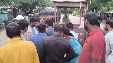 వైరా: వైరా పాత బస్టాండ్ వద్ద 2 వీలర్లు ఢీకొని ఒక వ్యక్తికి స్వల్ప గాయాలు