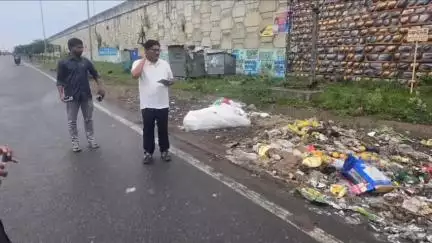 గుంటూరు: రోడ్లమీద వ్యర్ధాలు వేస్తే అపరాధ రుసుం విధించాలని ఆదేశించిన నగర కమిషనర్ పులి శ్రీనివాసులు