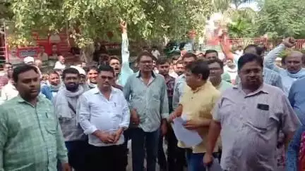बबेरू: उत्तर प्रदेशीय प्राथमिक शिक्षक संघ के शिक्षकों ने विद्यालय बंद के संबंध में विधायक को पेयरिंग के नाम पर ज्ञापन दिया