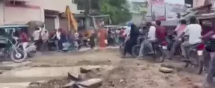 बदायूं: लावेला चौक पर नाले की खुदाई के कारण मजिस्ट्रेट की गाड़ी जाम में फंसी