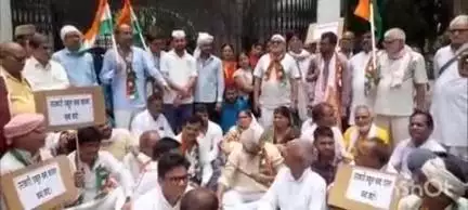 बलिया: कांग्रेस कमेटी के सदस्यों ने कलेक्ट्रेट पर किया प्रदर्शन, कहा- रोजगार के मोर्चे पर भाजपा पूरी तरह से विफल