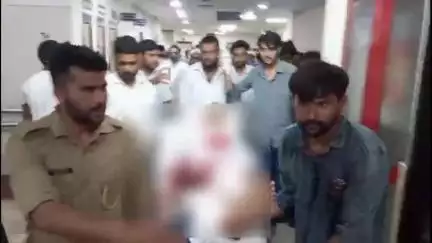 कोल: पिलखना में पूर्व सपा चेयरमैन और वर्तमान चेयरमैन पति को बदमाशों ने मारी गोली, JN मेडिकल में इलाज जारी